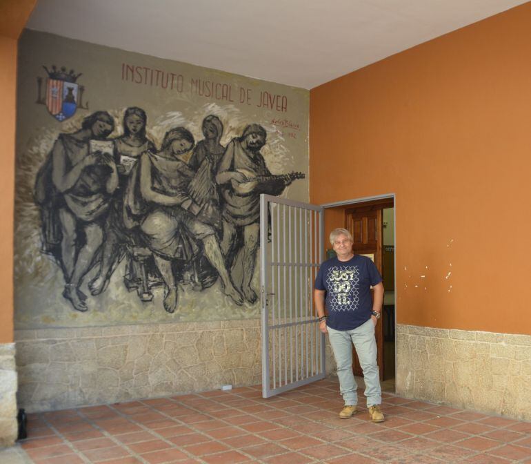 El concejal de Cultura en el Ayuntamiento de Xàbia, Quico Moragues supervisando los trabajos de adecuación del Instituto Musical, conocido como El Surco. 