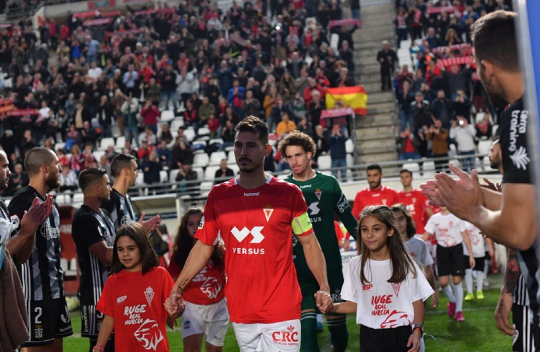 La plantilla del Real Murcia caminando por el pasillo que le ha hecho el FC Cartagena