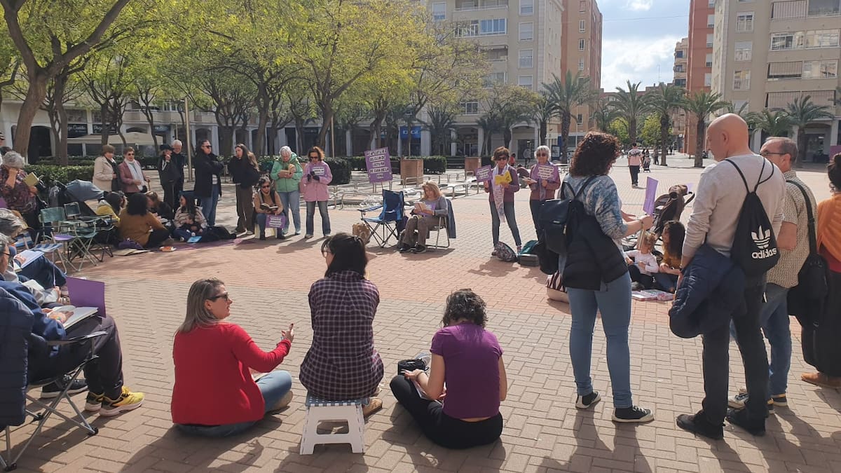 Las usuarias del Club de Lectura de Casa de la Dona perciben en el ayuntamiento una intención de reapertura