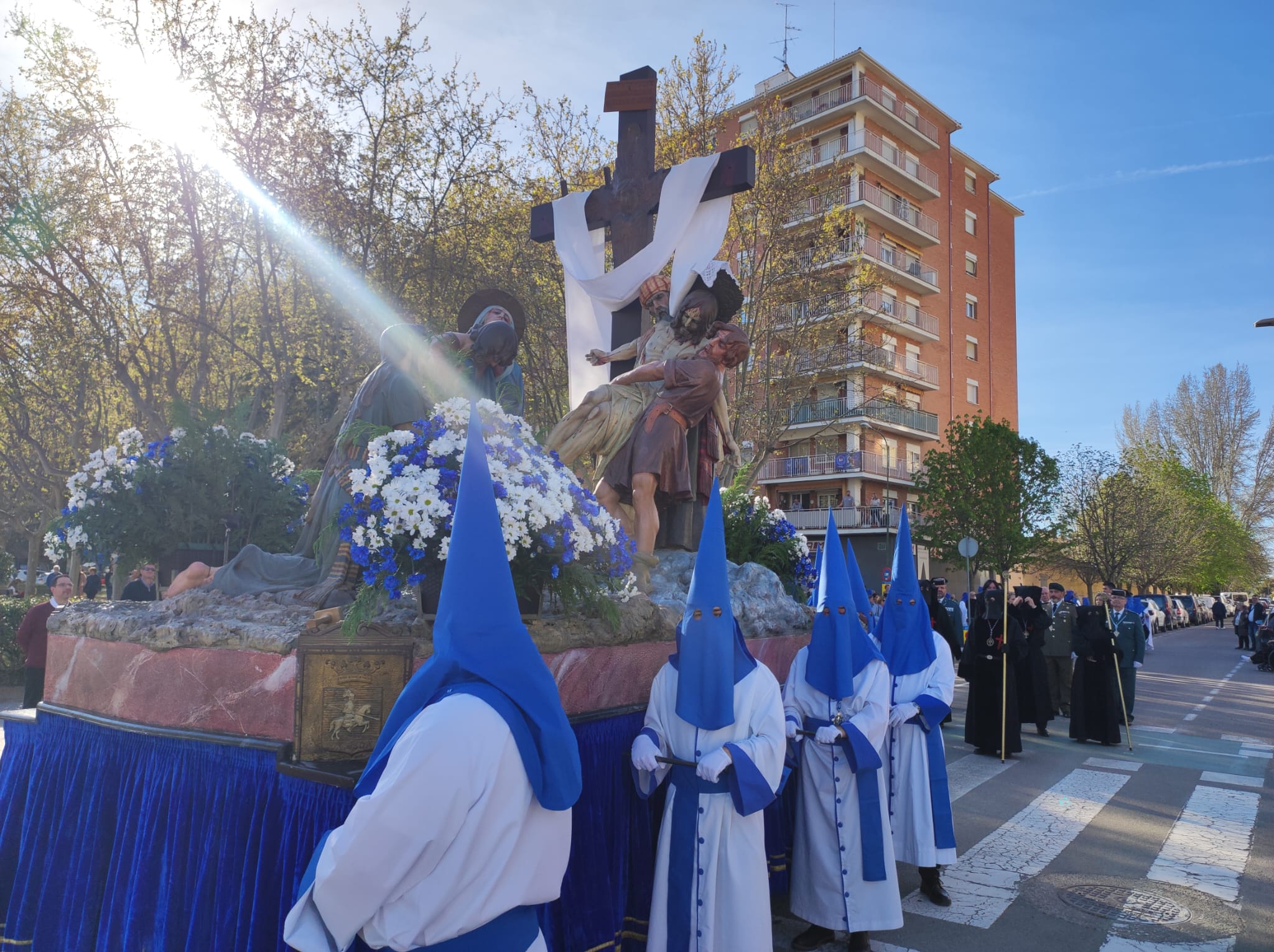 El Descendimiento procesiona las calles de Huesca.