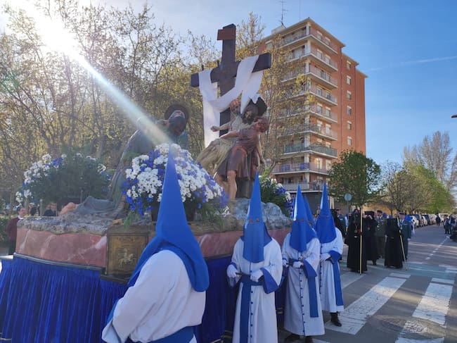 El Descendimiento procesiona las calles de Huesca.