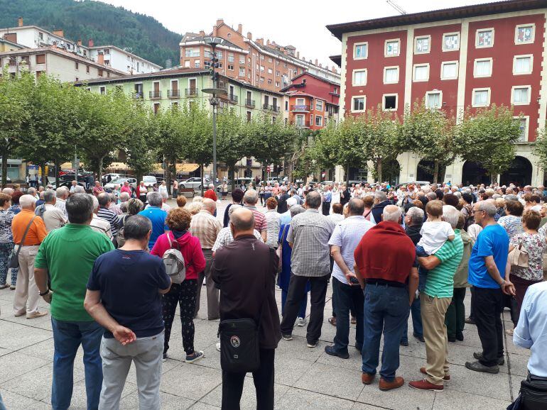 Los jubilados y pensionistas volvieron a concentrarse en el centro de Eibar
