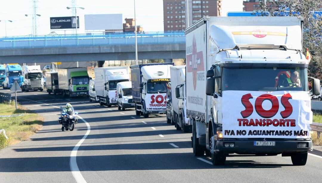 Varios camiones en la A-2 participan en una marcha lenta por las principales vías de Madrid con el fin de protestar por los problemas que sufre el sector