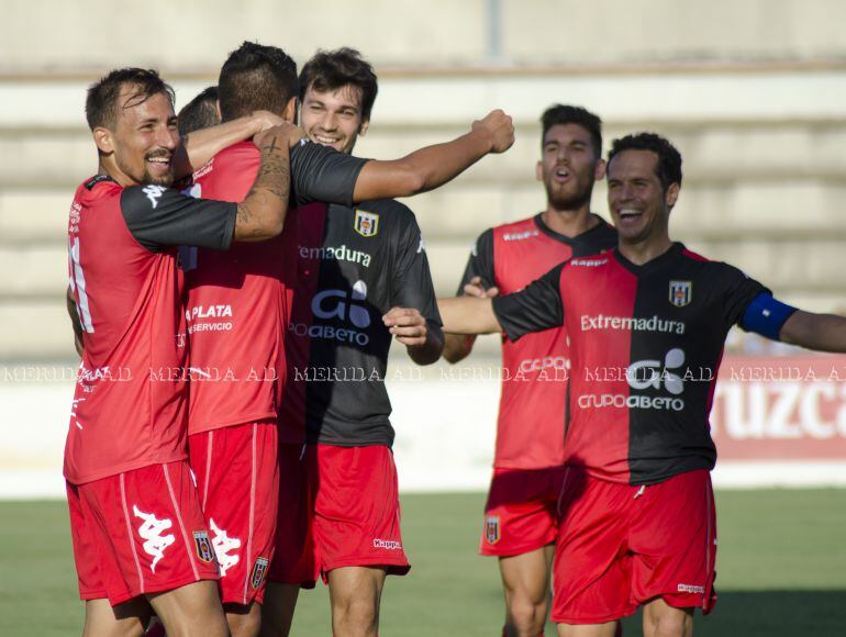 Los emeritenses celebran un gol