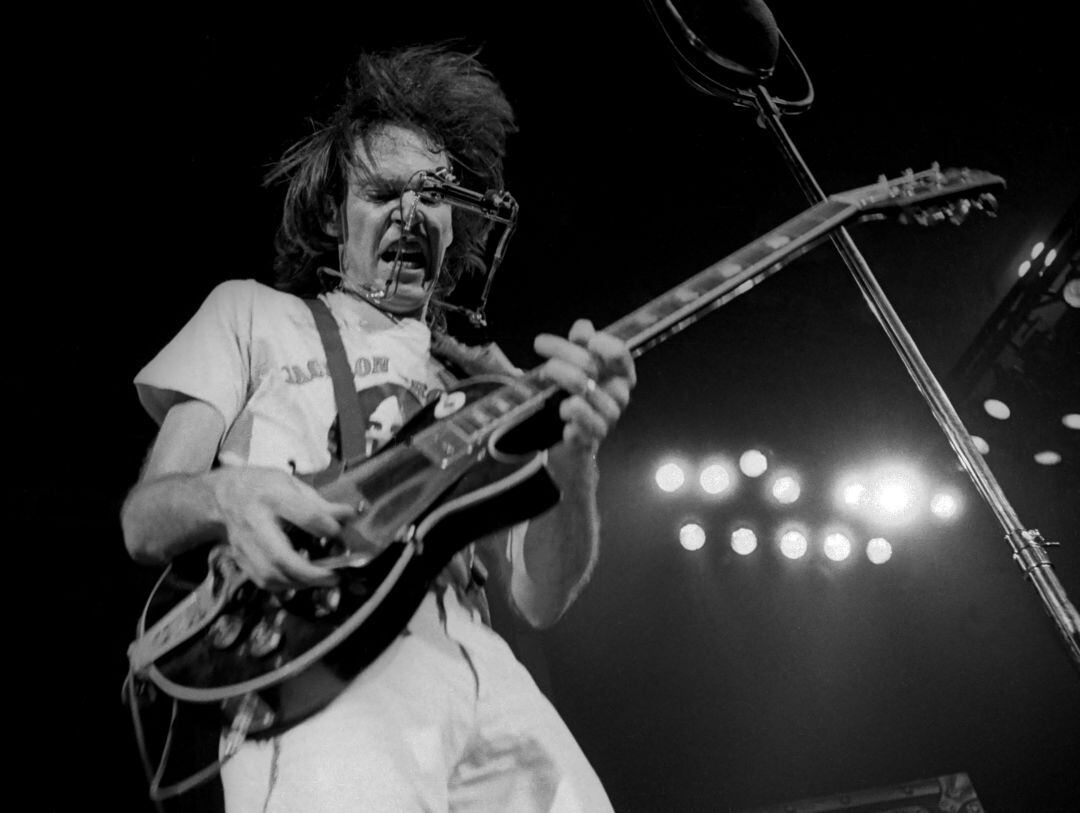 Neil Young durante una actuación en Nueva York en 1978