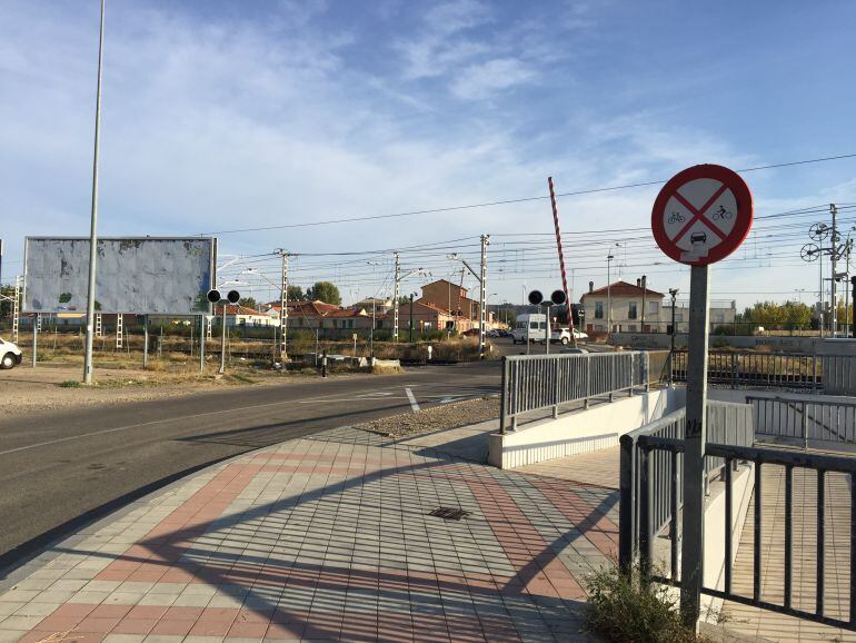 A partir de de las 6:00 de esta madrugada, esta imagen cambiará. El único paso a nivel que tiene Palencia qudará cerrado.