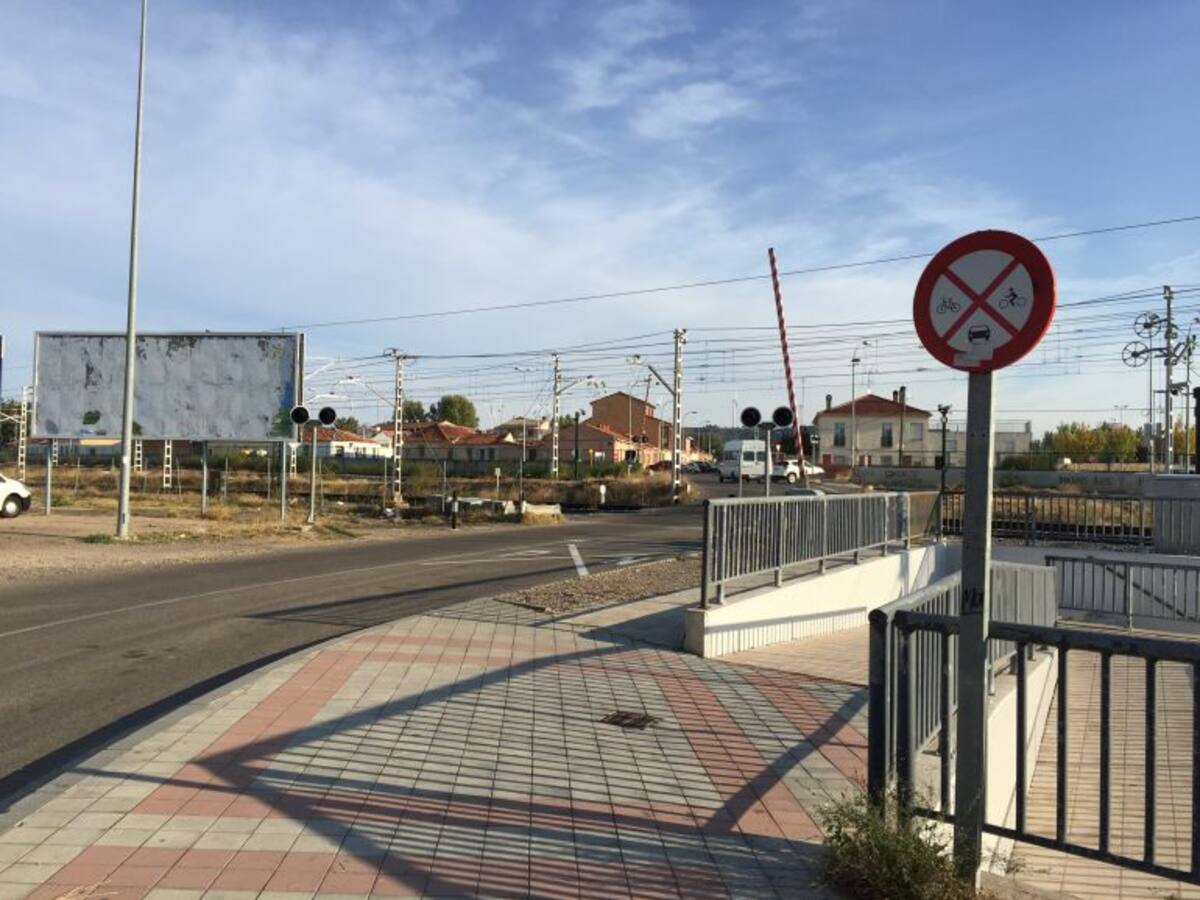 ADIF cierra esta madrugada el paso a nivel de Los Tres Pasos para siempre