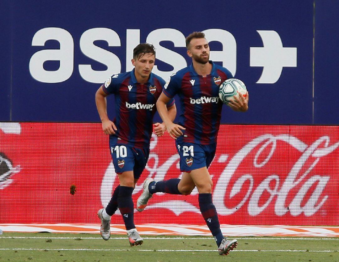 El centrocampista macedonio del Levante, Enis Bardhi celebra su tanto junto a su compañero, Borja Mayoral