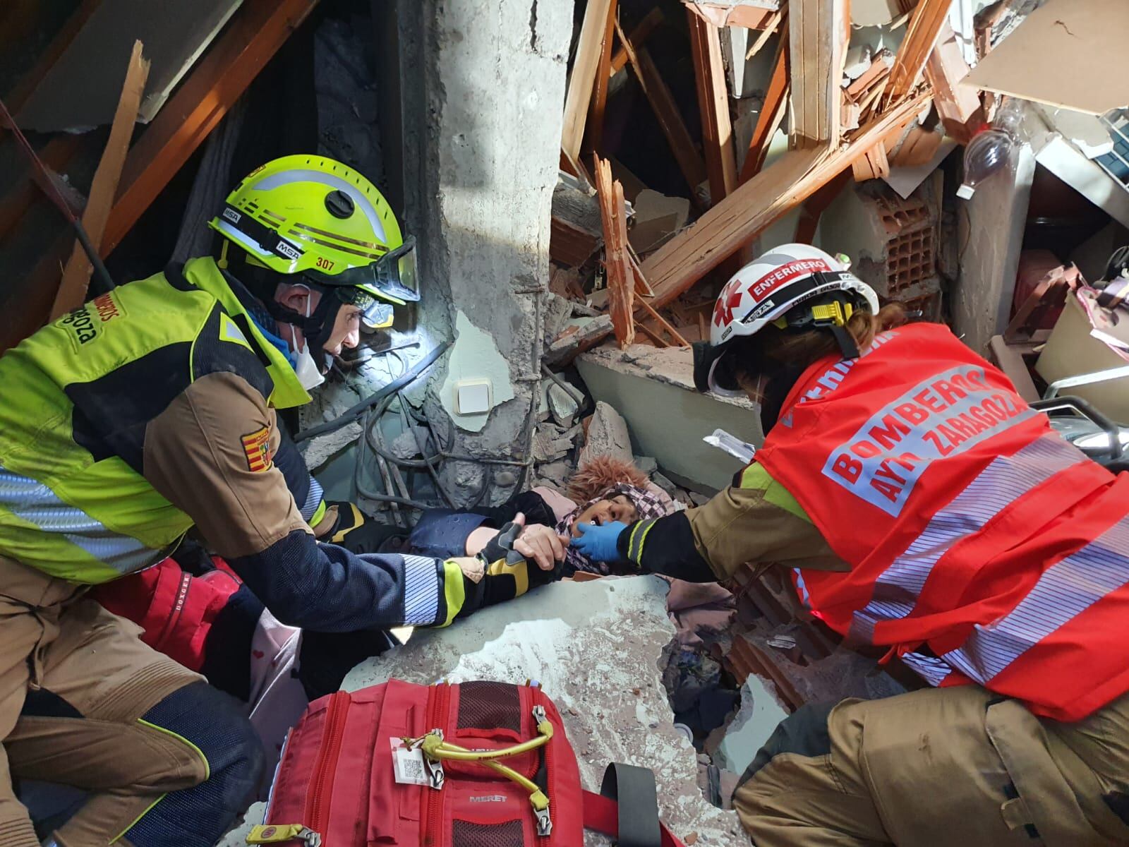 Los Bomberos de Zaragoza rescatan a una mujer entre los escombros de Adiyaman, en el terremoto de Turquía y Siria