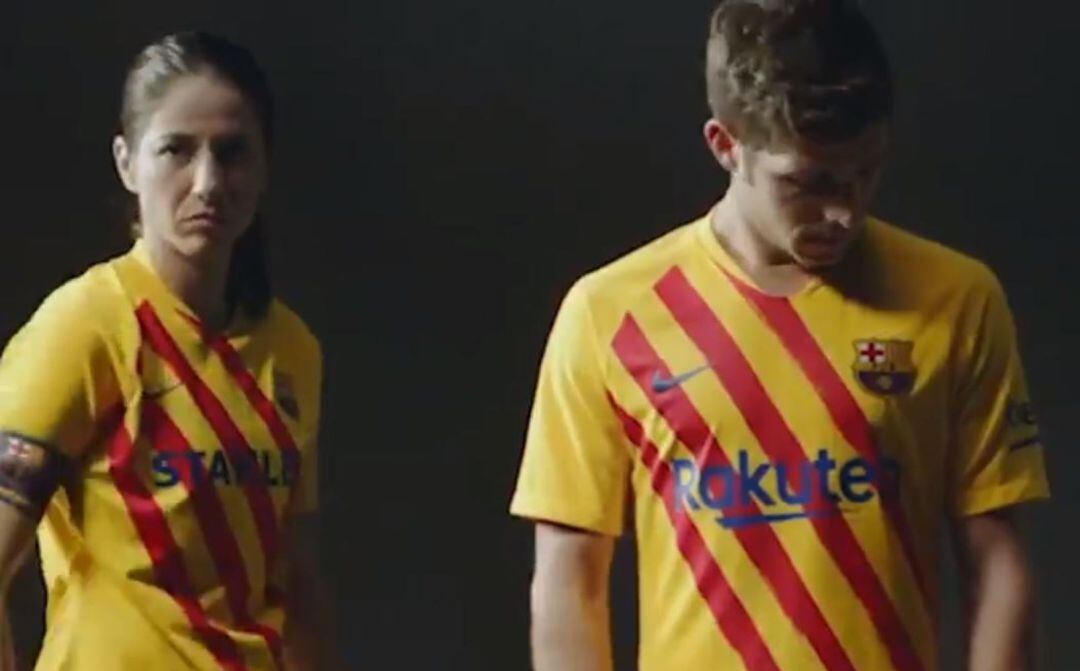 Vicky Losada y Sergi Roberto, presentando la nueva camiseta