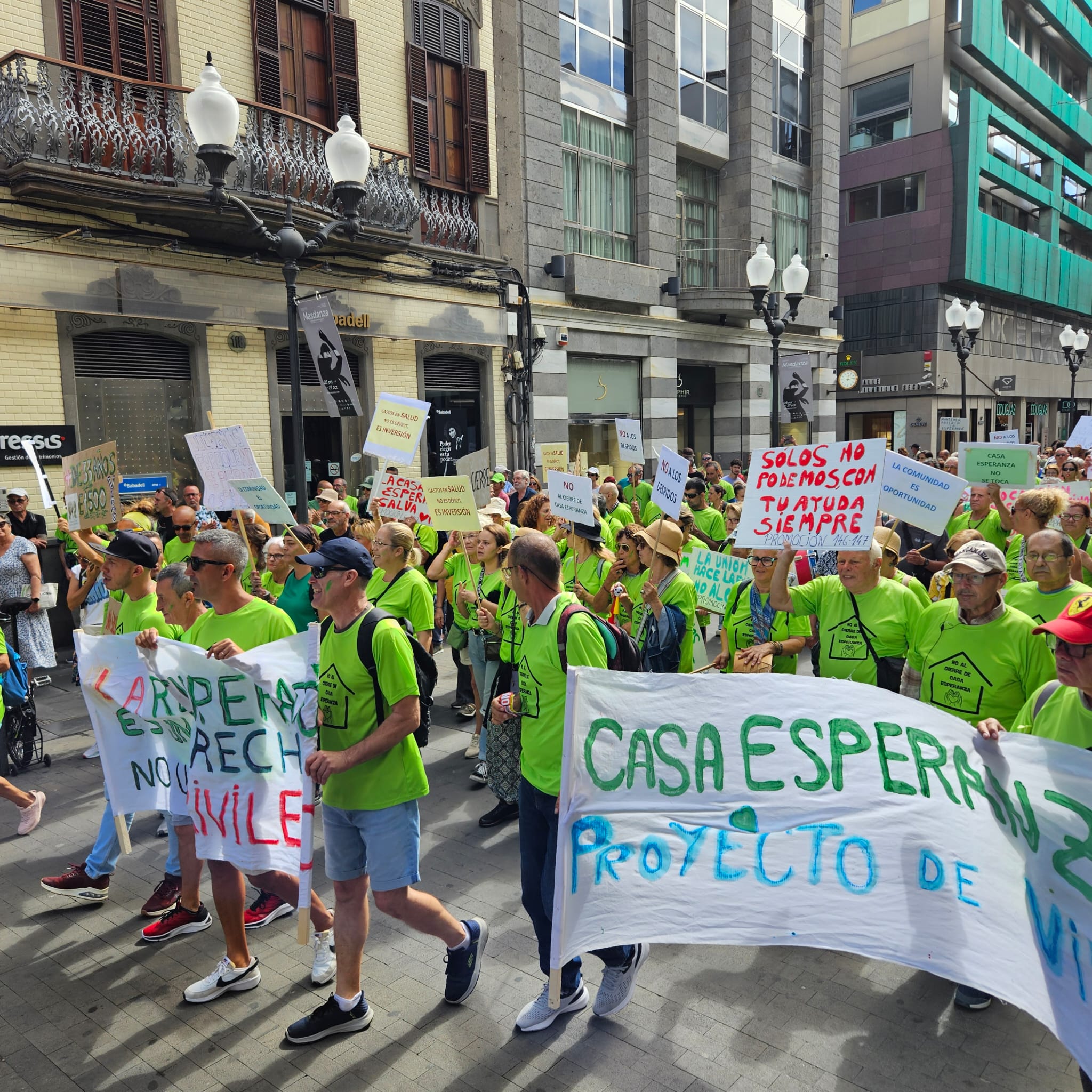 Manifestación multitudinaria en Triana, Las Palmas de Gran Canaria, contra el cierre de Casa Esperanza