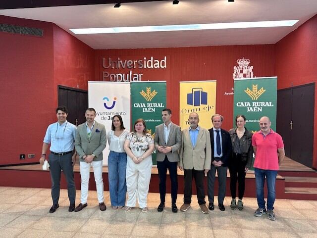 Presentación de la I Gran Espetada organizada por la asociación Gran Eje Avenida Comercial.