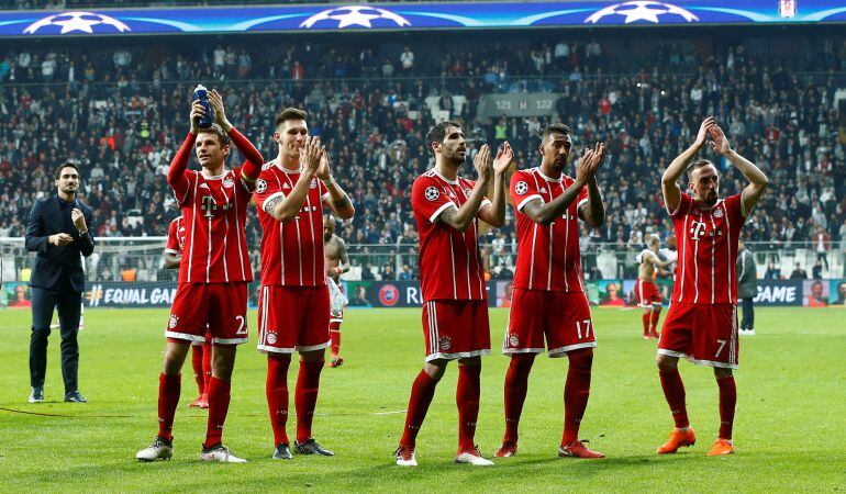 Soccer Football - Champions League Round of 16 Second Leg - Besiktas vs Bayern Munich - Vodafone Arena, Istanbul, Turkey - March 14, 2018   Bayern Munich&#039;s Thomas Mueller, Niklas Sule, Javi Martinez, Jerome Boateng and Franck Ribery applaud their fans aft