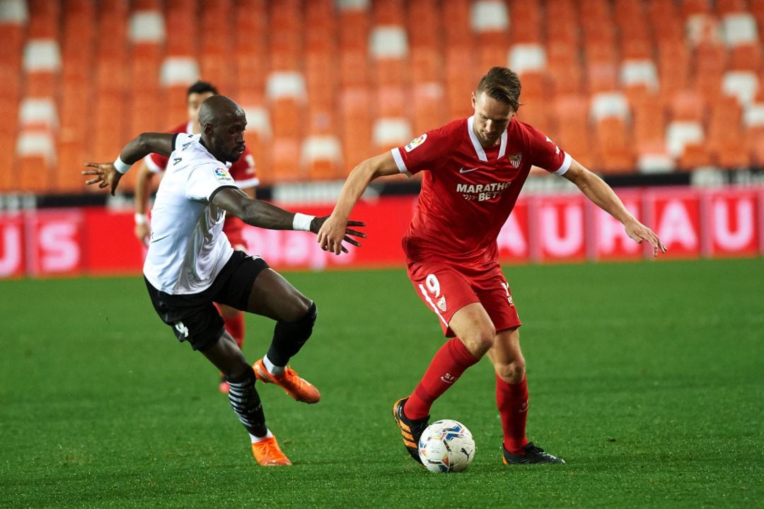 Eliaquiem Mangala of Valencia CF and Luuk de Jong of Sevilla during the La Liga Santander mach between Valencia and Sevilla at Estadio de Mestalla on 22 December, 2020 in Valencia, Spain AFP7 
 ONLY FOR USE IN SPAIN