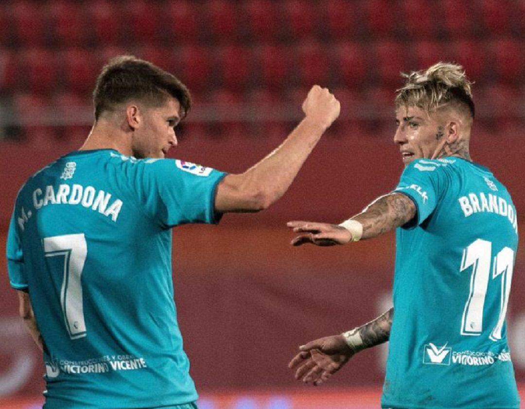 Marc Cardona y Brandon, jugadores en la rampa de salida, celebrando un  gol con Osasuna