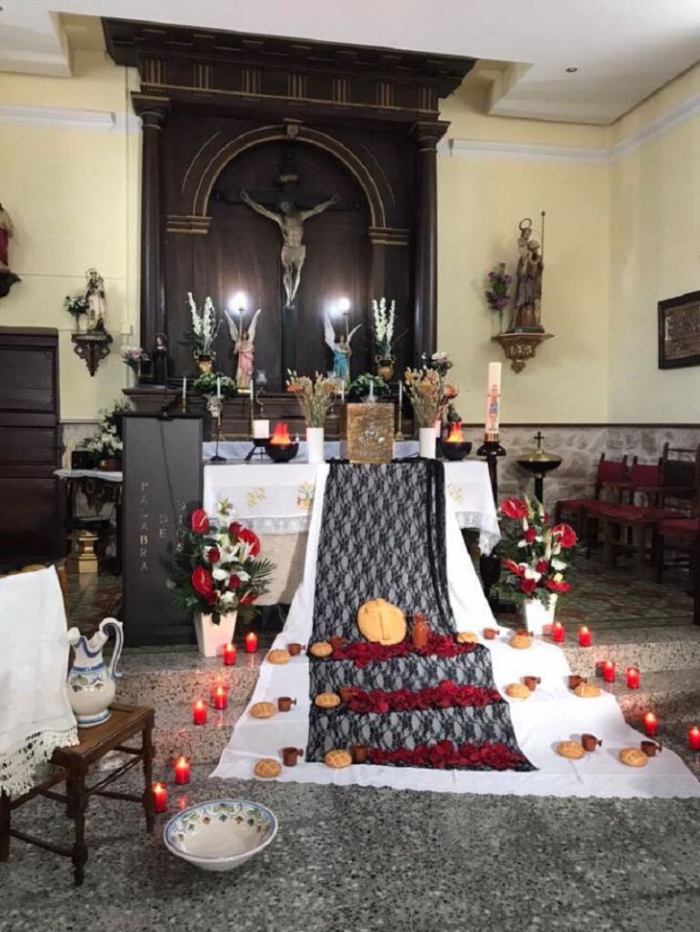 Interior de la ermita durante la visita a los monumentos en Semana Santa