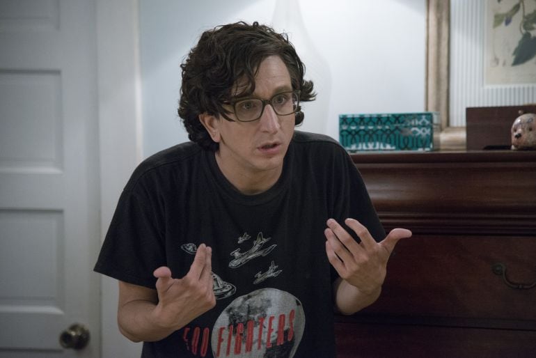 Gus, el personaje interpretado por Paul Rust en la comedia Love