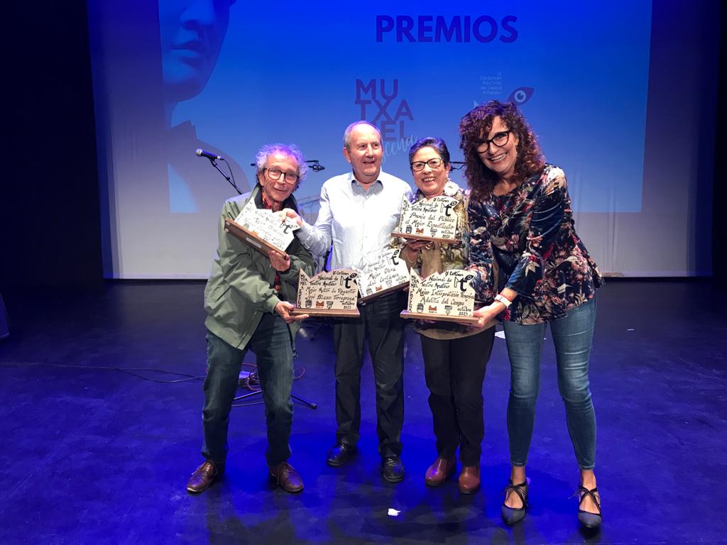 Els components de la companyia alcoiana Teatre Circ rere rebre els premis al Certamen Mutxamel a Escena.