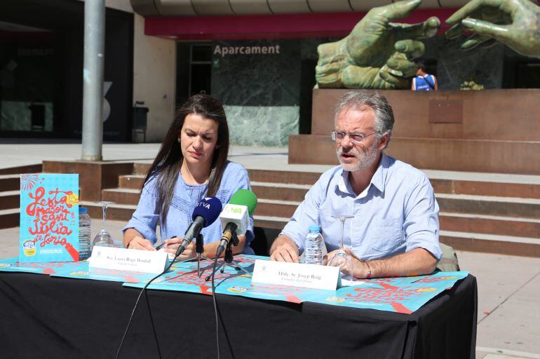 La cap de Cultura, Laura Rogé, i el conseller de Cultura, Josep Roig, durant la presentació del programa d'actes de la Festa Major de Sant Julià de Lòria