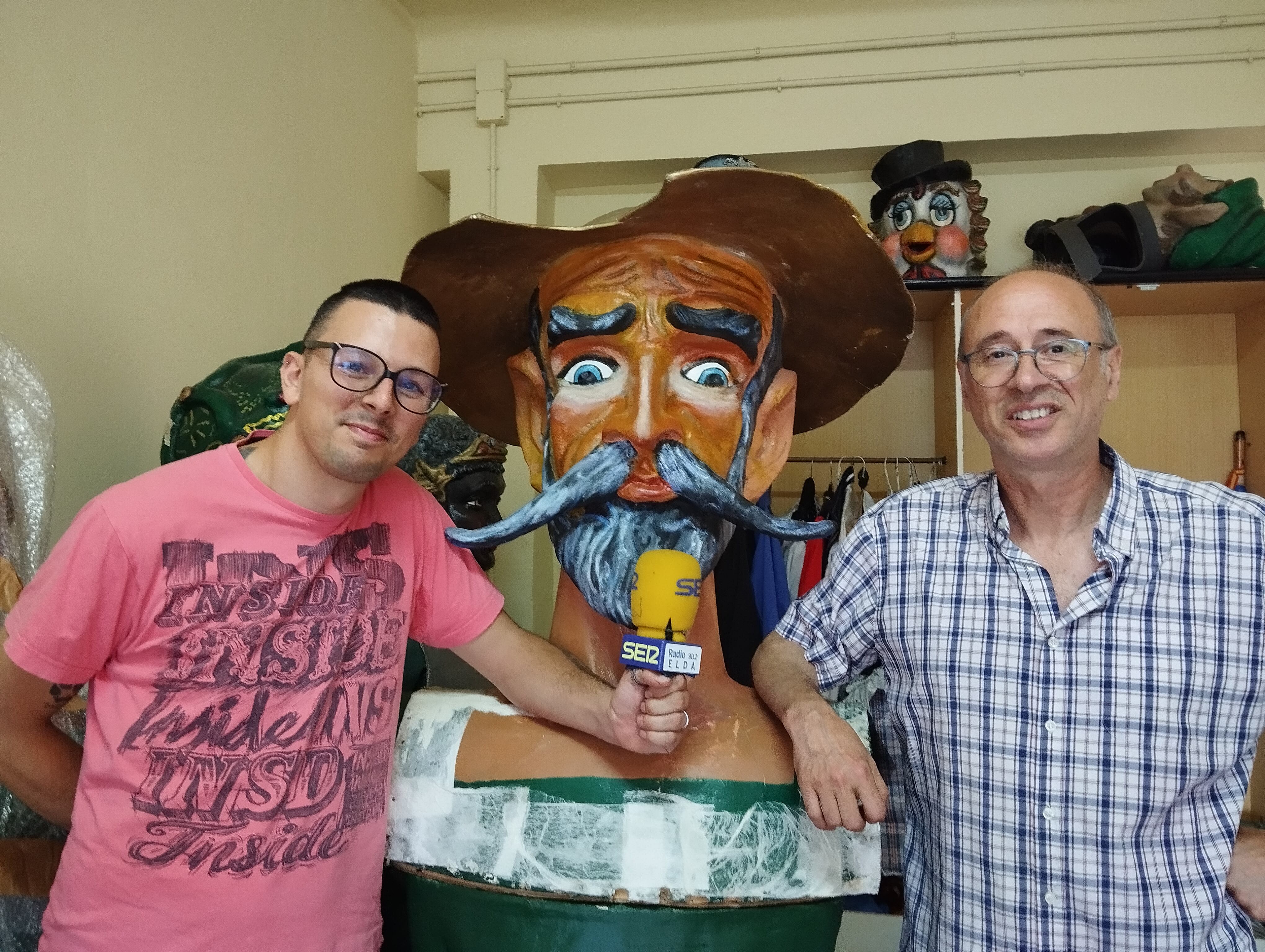 José Pascual Barceló presidente Semana Santa de Elda y José Luna, cabezudo junto a Don Quijote