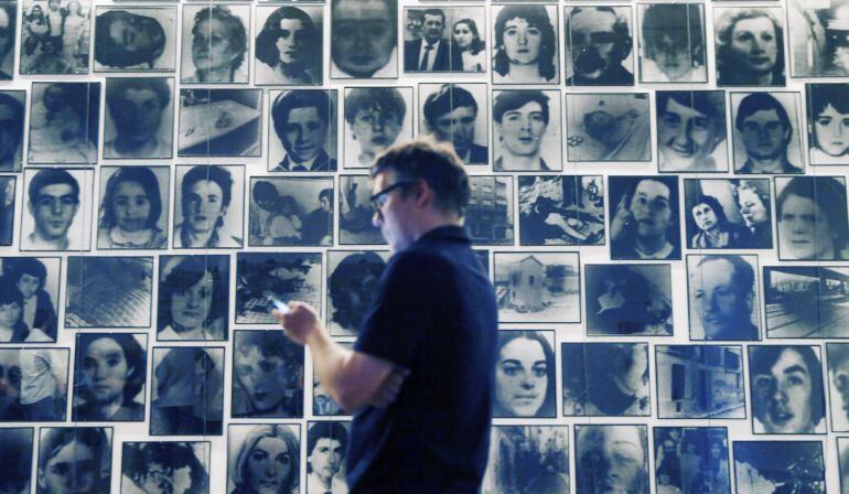 Un joven recorre una de las instalaciones del artista francés Christian Boltanski, galardonado con el XIV Premio Internacional Julio González, durante la presentación de su exposición &quot;Boltanski. Départ-Arrivée&quot; en el Instituto Valenciano de Arte Moderno 