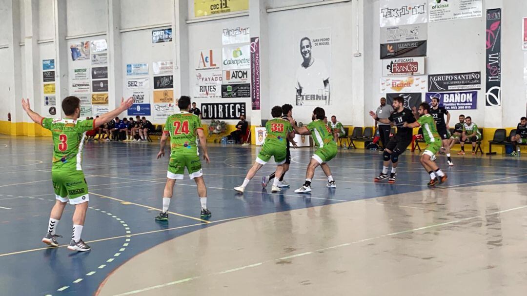 La defensa marrachinera no podido parar al ataque eldense