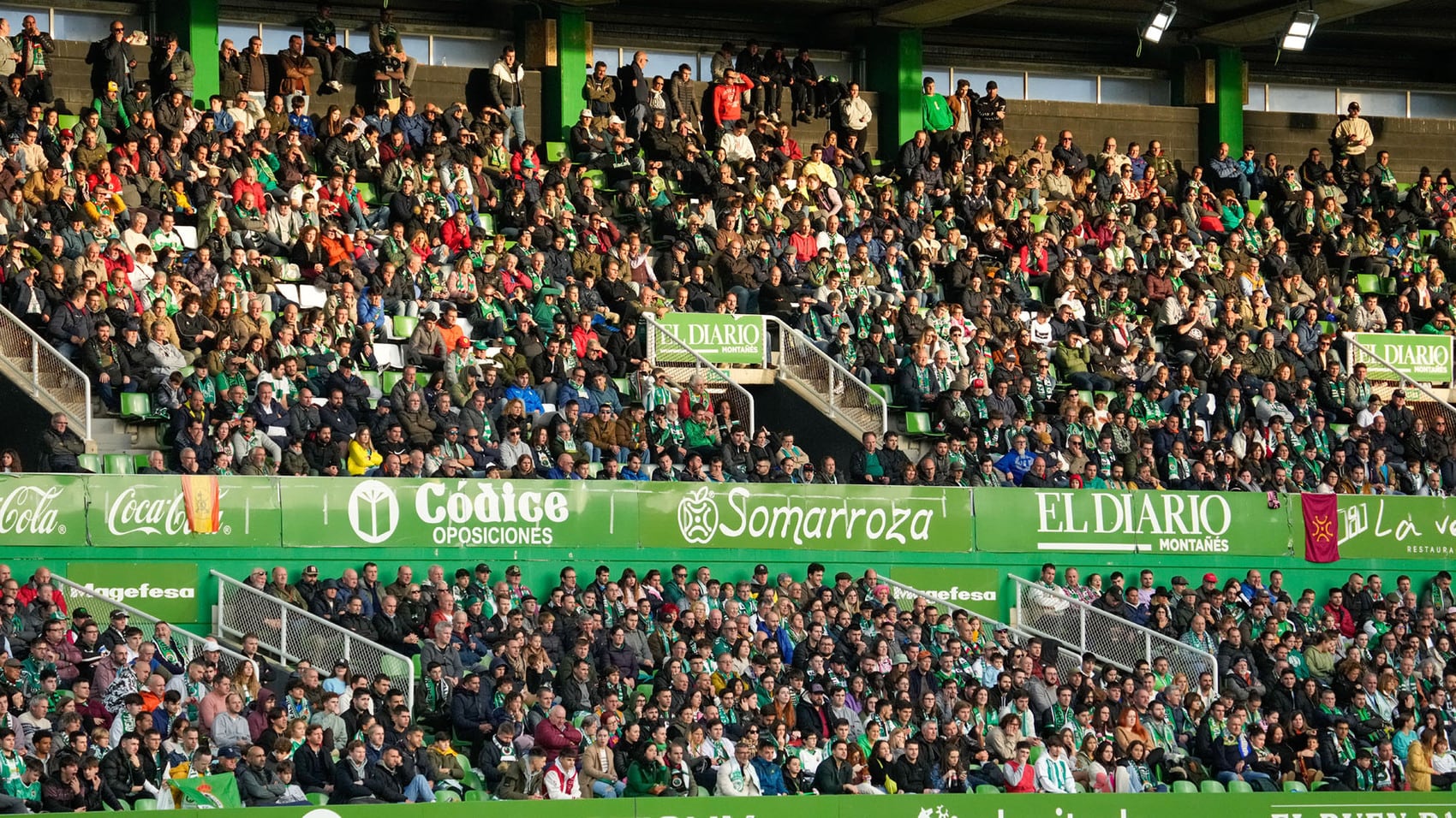 Los Campos de Sport de El Sardinero repletos de gente en el partido entre Racing de Santander y Villarreal B