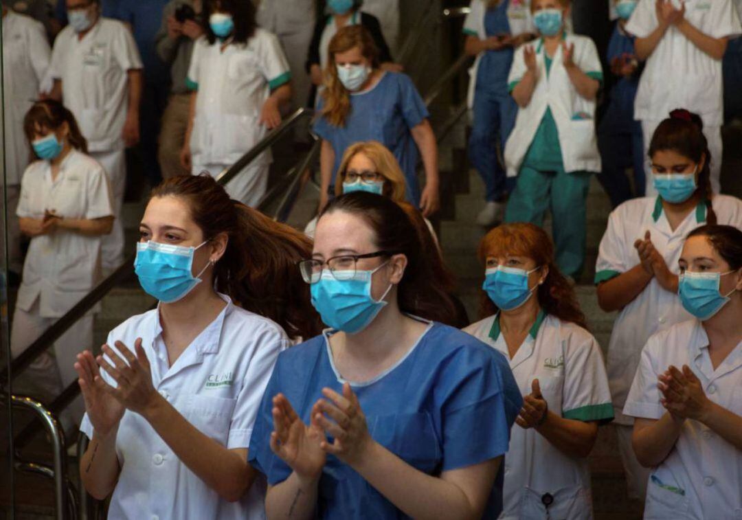 Sanitarias aplaudiendo en el exterior de un hospital