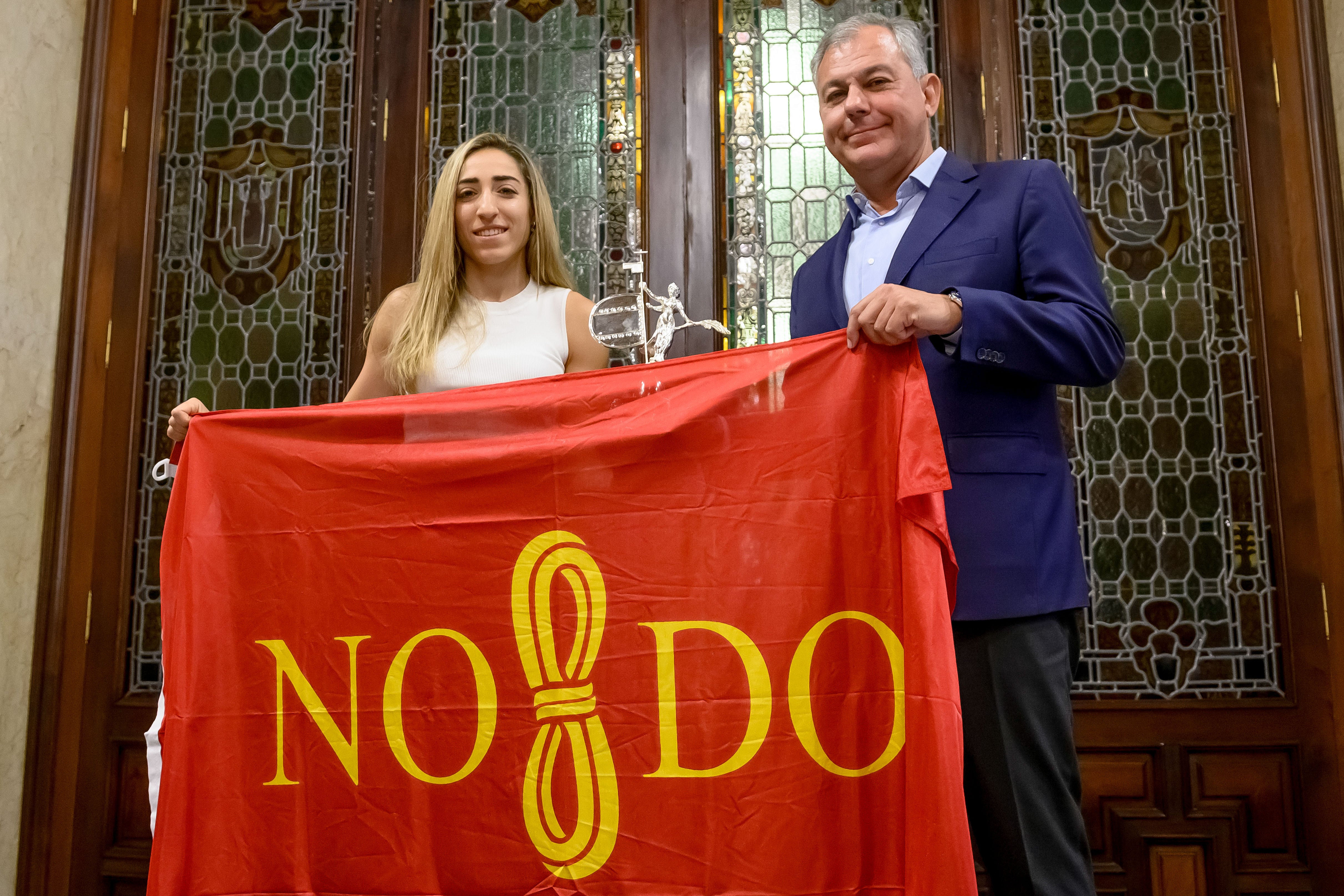 SEVILLA. 28/08/2023. - Olga Carmona, jugadora de la Selección Española Femenina de Fútbol, en la recepción en el Ayuntamiento de Sevilla por el alcalde de Sevilla, José Luis Sanz (d). EFE/ Raúl Caro.
