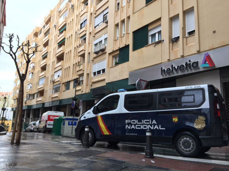 El furgón del Cuerpo Nacional de Policía custodia el edificio donde ha sido hayado el cuerpo sin vida de la joven.