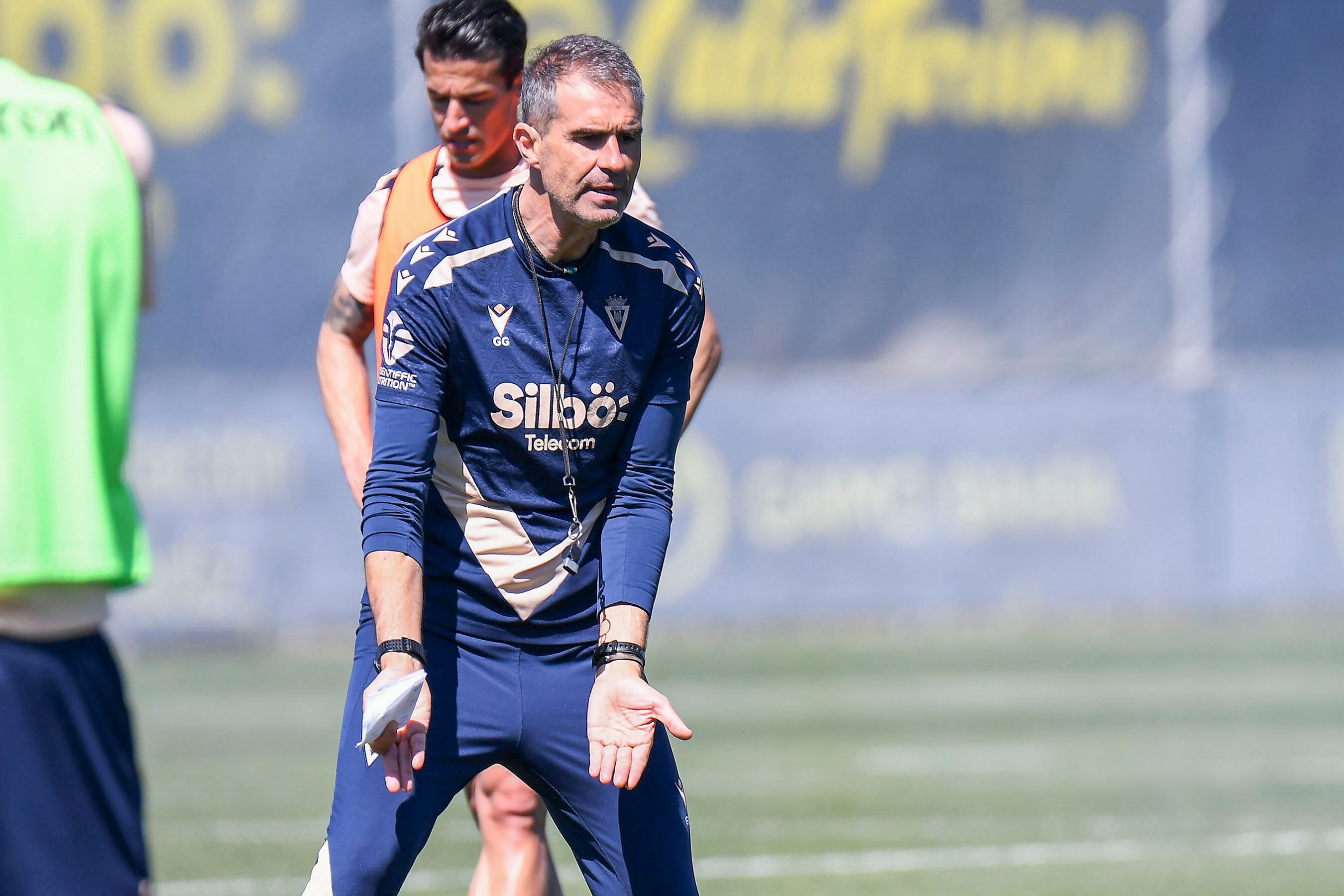 Garitano dirigiendo un entrenamiento en la Ciudad Deportiva del Cádiz CF.