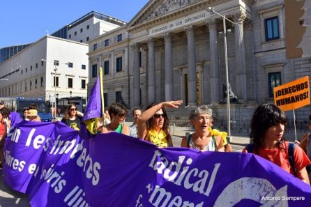 Una cadena humana para reivindicar las políticas migratorias delante del Congreso de los Diputados, en Madrid.