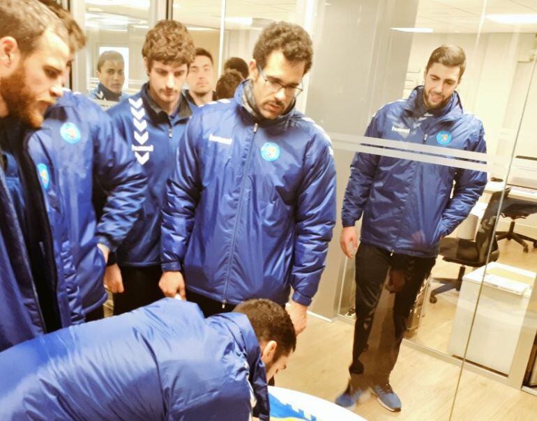 Iker Antonio -en el centro- durante la visita del club a las instalaciones de la Cadena SER esta pasada temporada.