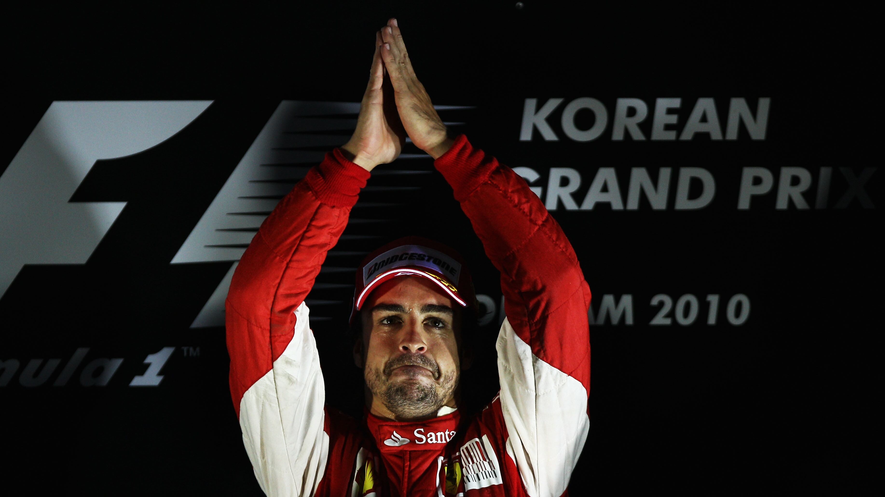Fernando Alonso celebra su victoria en el GP de Corea del Sur en 2010