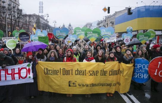 Cientos de activistas se manifiestan en Kiev contra el cambio climático.