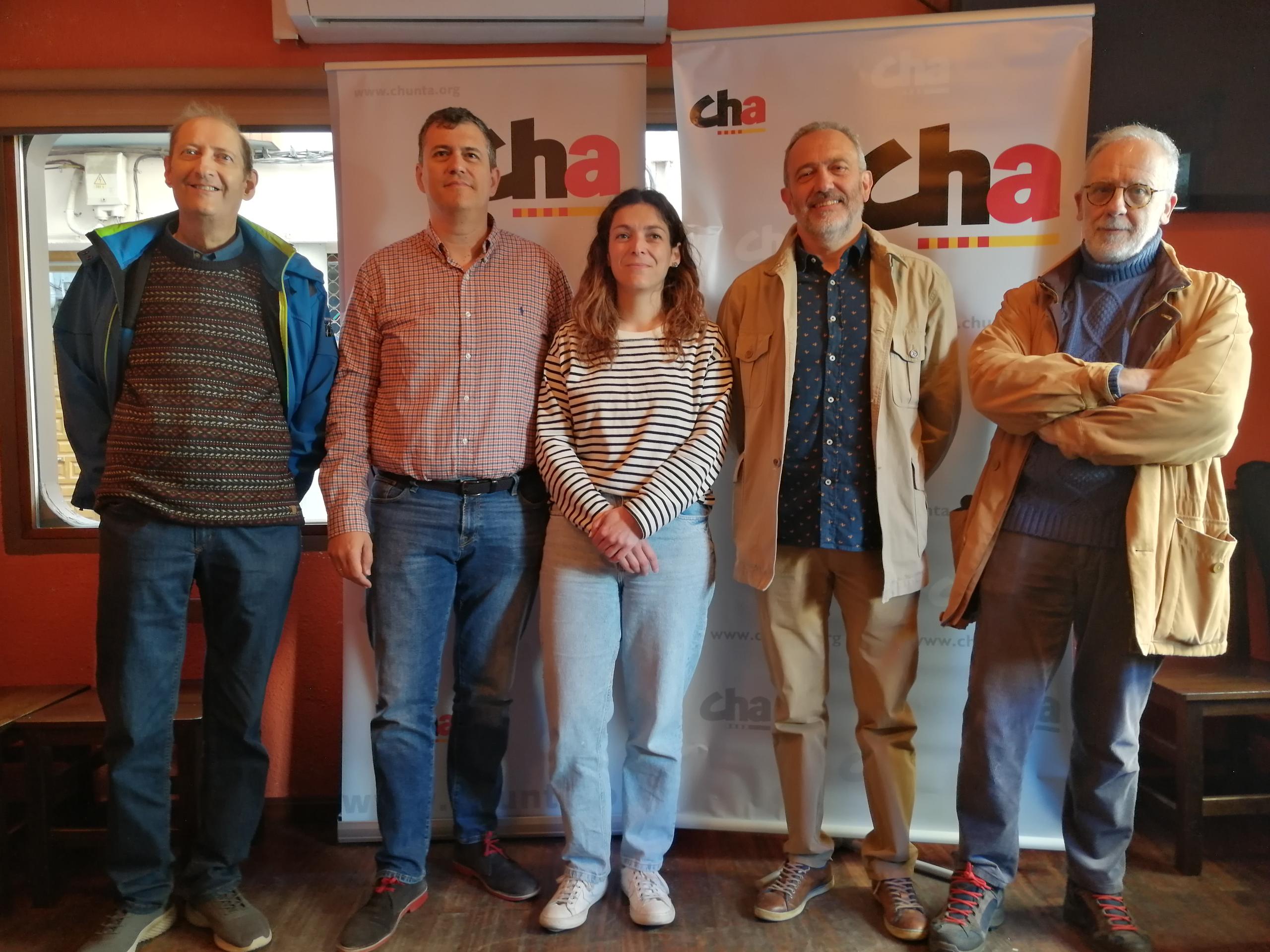 Laura Climente se presentada este martes como candidata acompañada por el presidente del partido y compañeros que también encabezaron CHA-Jaca