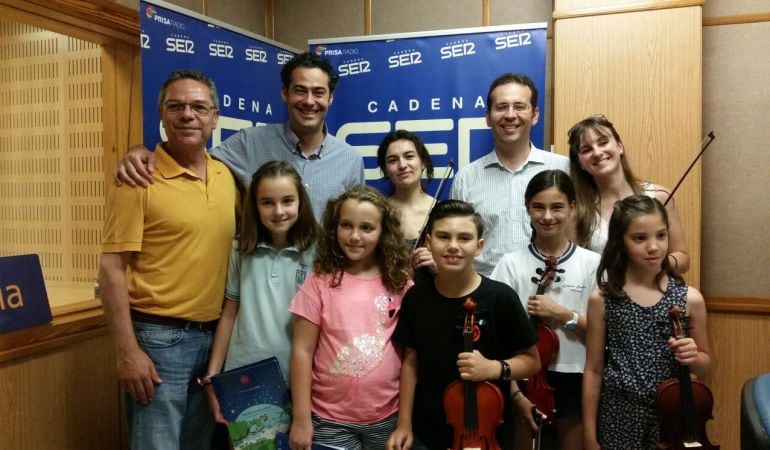 El director de Hoy por Hoy Sevilla, Salomón Hachuel -el primero por la izquierda-, junto a algunos de los protagonistas del Proyecto Luna, que celebra su concierto anual este sábado en el Auditorio Rocío Jurado