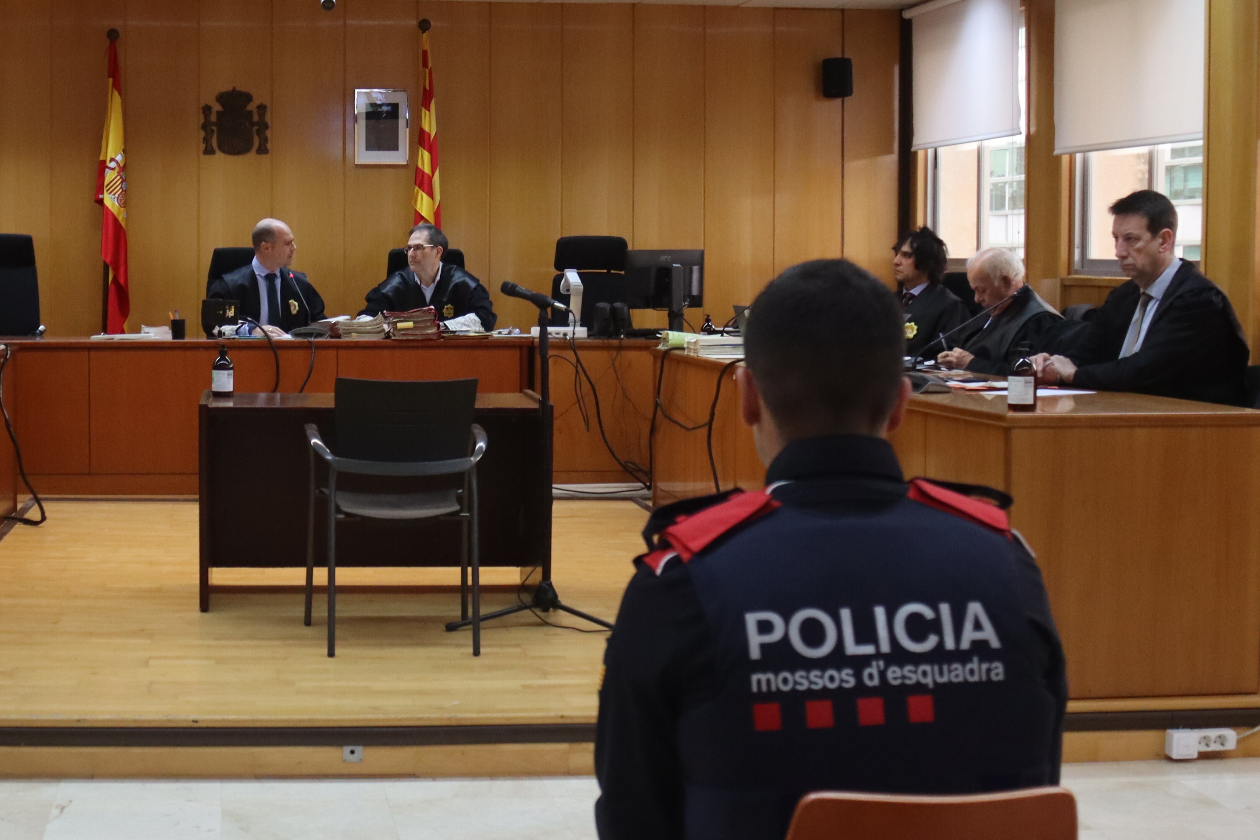 Un agent dels Mossos d&#039;Esquadra, així com el magistrat, el secretari i els advocats presents en el judici contra un home acusat d&#039;assassinat a la Bisbal del Penedès