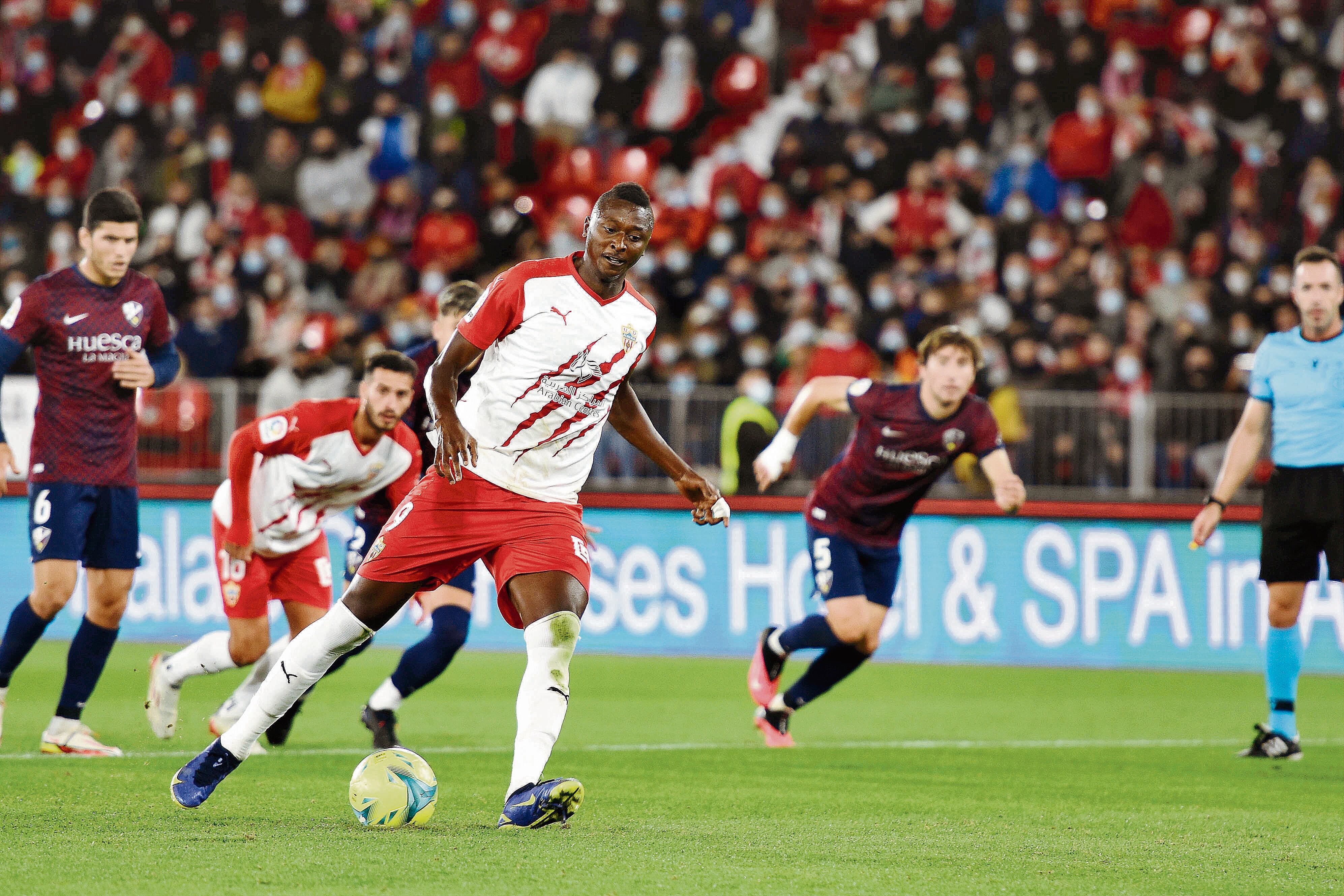 Umar Sadiq fallando desde los once metros ante el Huesca.