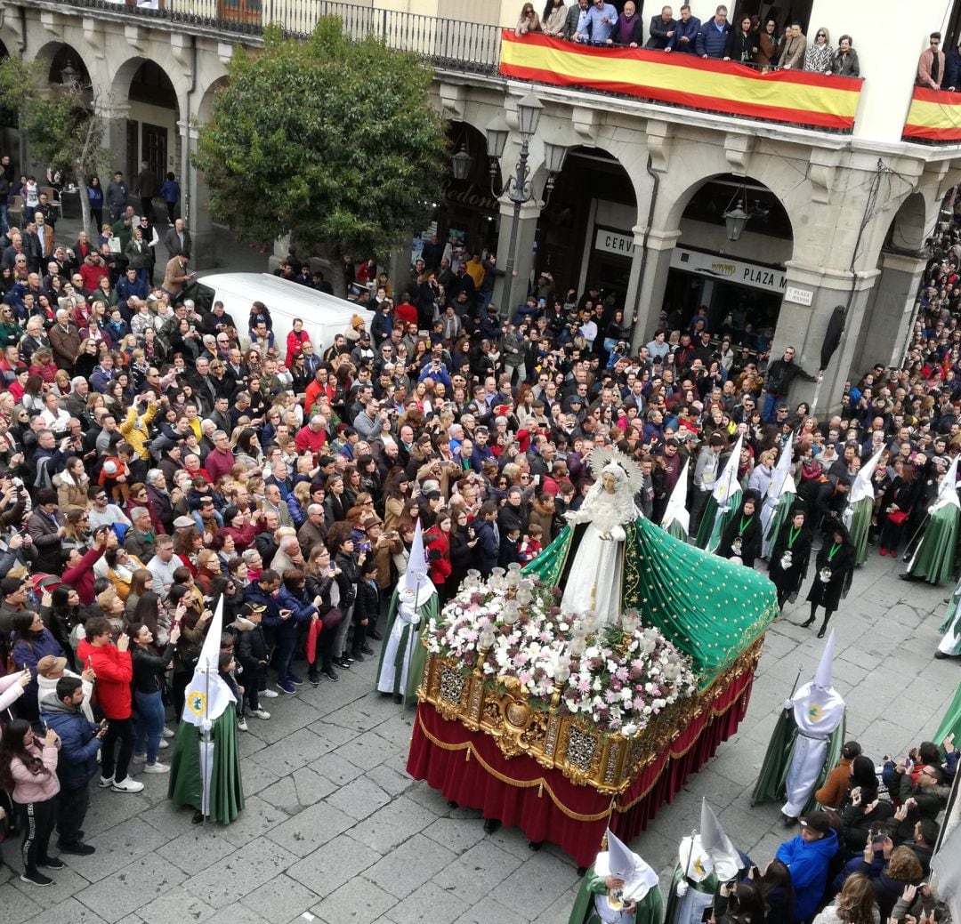 La Virgen de la Esperanza cruzando la Plaza Mayor