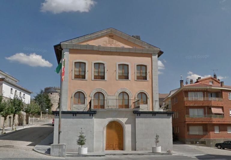 La Plaza de la Villa es el centro neurálgico de Las Navas del Marqués y el lugar donde se levanta la sede del Ayuntamiento