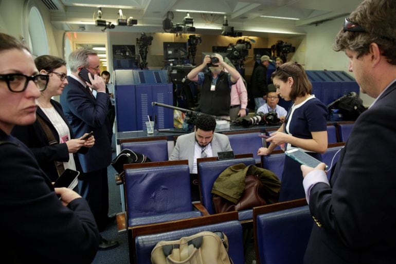 Los periodistas que sí han podido entrar al encuentro con el portavoz de la Casa Blanca, Sean Spicer