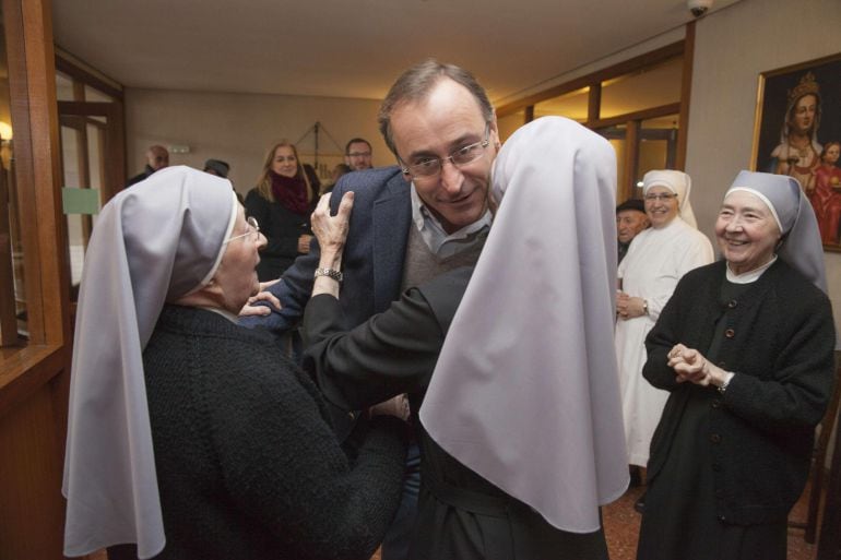 El ministro de Sanidad, Servicios Sociales e Igualdad, Alfonso Alonso, durante su visita a la residencia de ancianos de Vitoria.