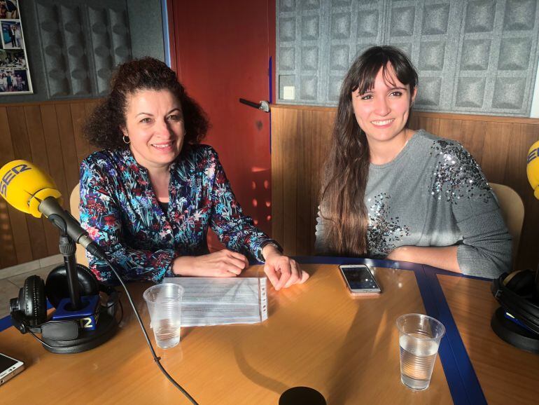 Antonia Corral y Evelyn Ortiz, en los estudios de Radio Ibiza SER