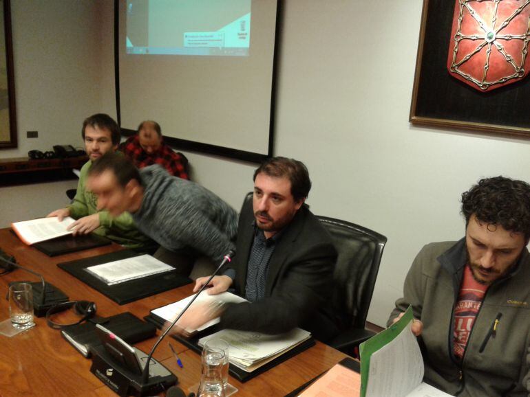 El presidente de la Comisión de Personal del Servicio de Bomberos, Lander Aurrekoetxea. tomando asiento en la comisión parlamentaria