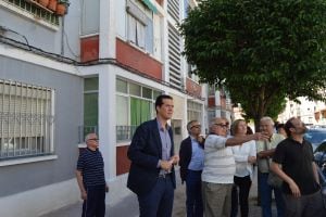 El alcalde y los vecinos muestran a la consellera los bloques a remodelar