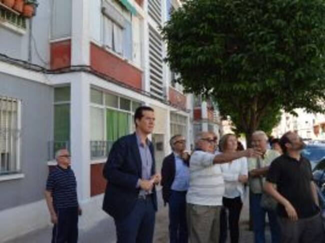 El alcalde y los vecinos muestran a la consellera los bloques a remodelar