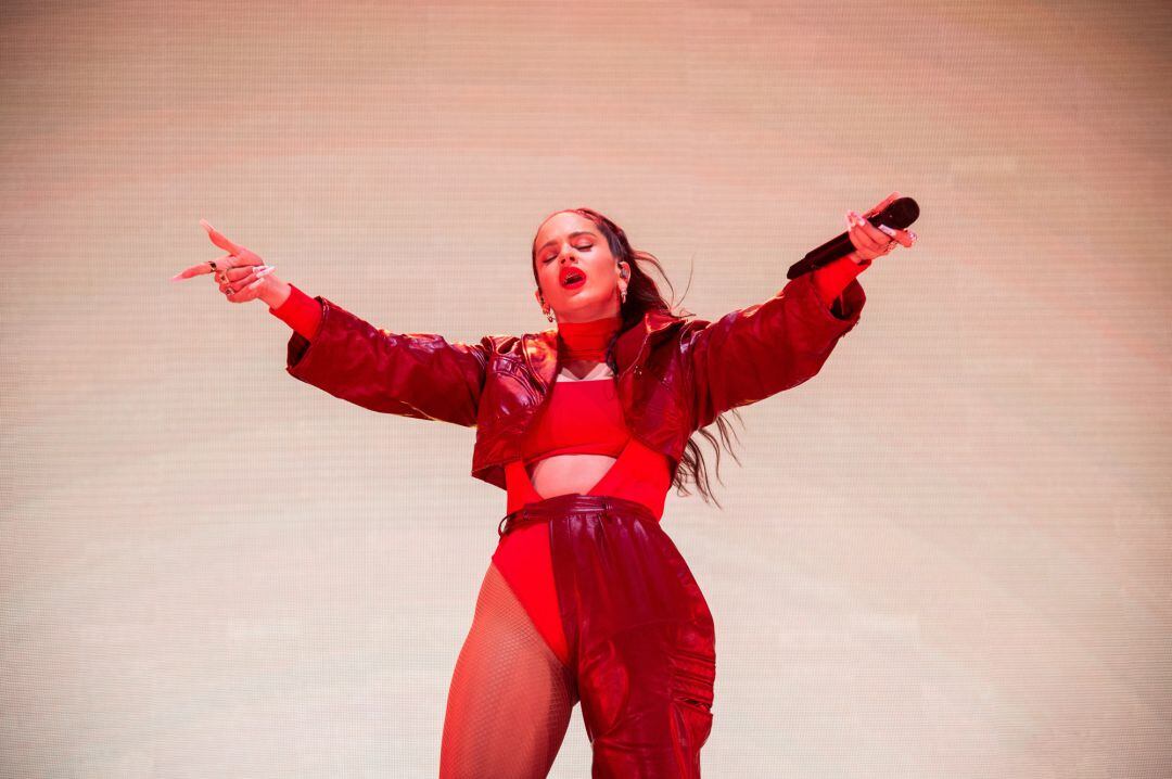 Rosalía durante su actuación en Londres