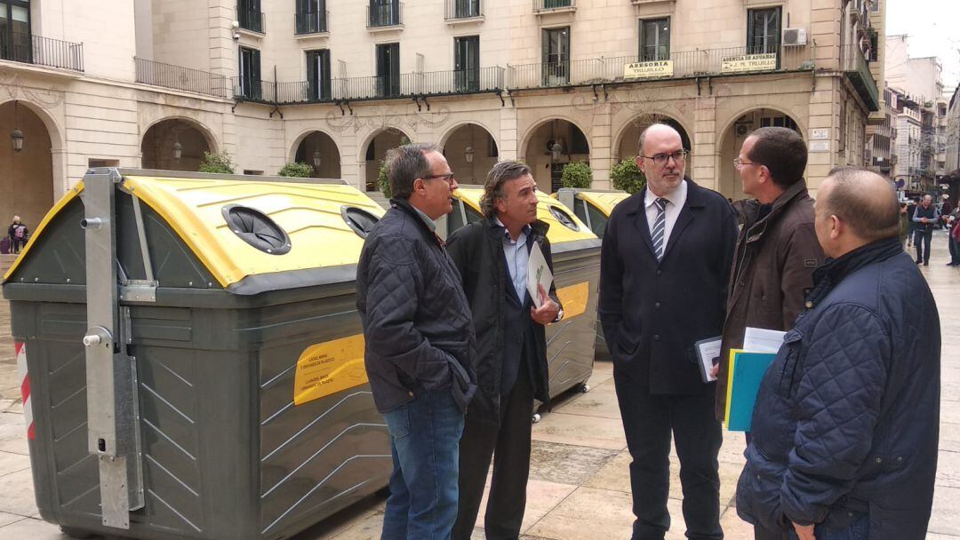 El concejal de Limpieza, Manuel Villar, presentando con Ecoembes los nuevos contenedores de envases