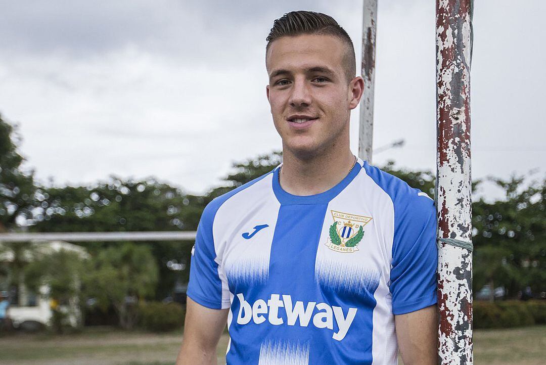 Rodri Tarín posó en Leganés (Filipinas) con la nueva equipación del equipo.